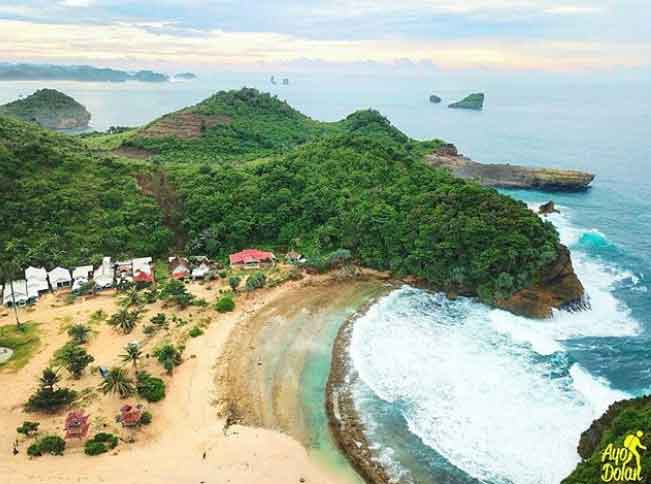 Tempat Wisata Pantai di Malang  Terbaru 2022 Paling Menarik 